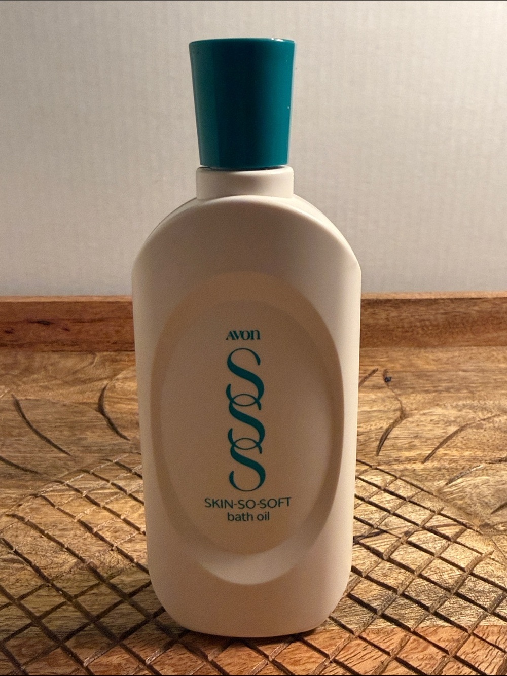 Vintage 70s Avon Skin-So-Soft AM/FM Radio Bottle with Teal Accents does not work